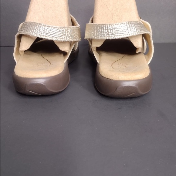 SAS Women's Strappy Sandals - Gold size 10N pre owned Exellent condition - Picture 3 of 6